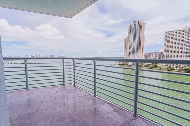 Foto del edificio - 335 S Biscayne Blvd