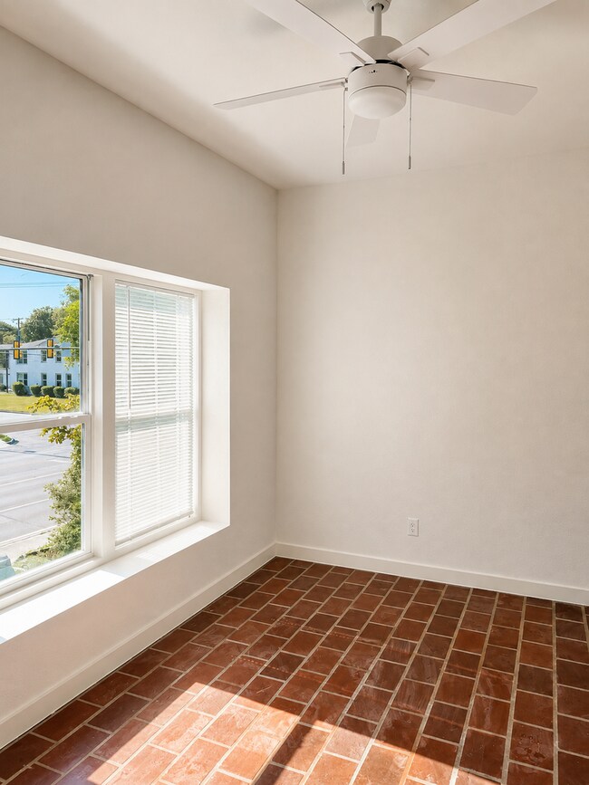Building Photo - Sophisticated Style Just Minutes from TCU