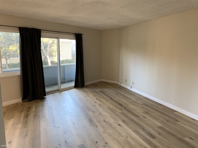 Building Photo - Studio, 1 bath  - 124 El Camino Real Apt 2