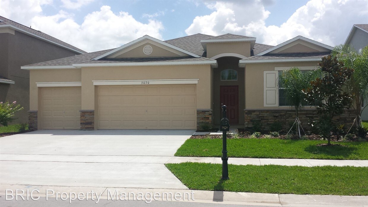 Foto principal - 3070 Youngford St