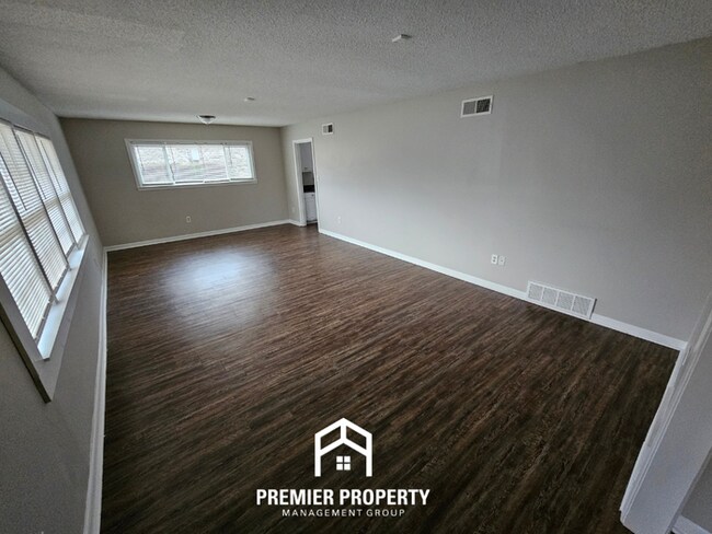 Foto del edificio - Large 4 Bedroom Home for Rent in Memphis | Hardwood Floors, Fireplace & Fenced Yard