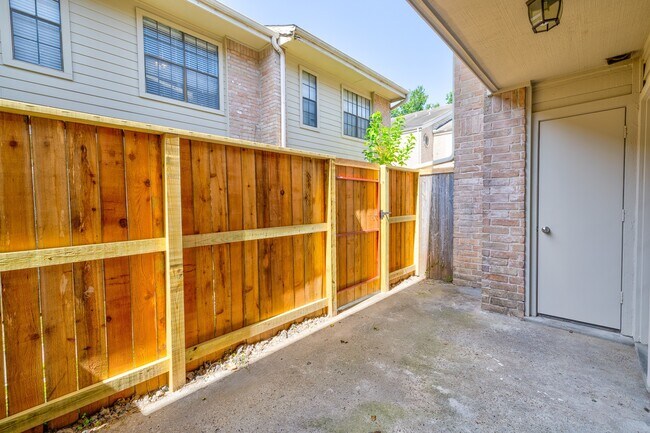 Building Photo - 14600 Fonmeadow Dr