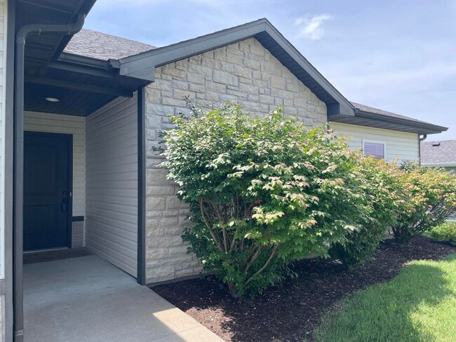 Building Photo - 5727 Abercorn Dr