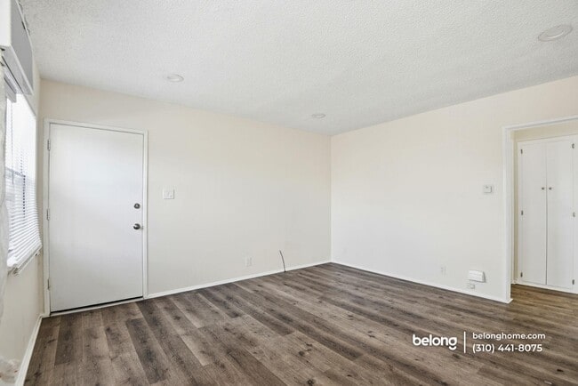 Building Photo - 1112 W 92nd St