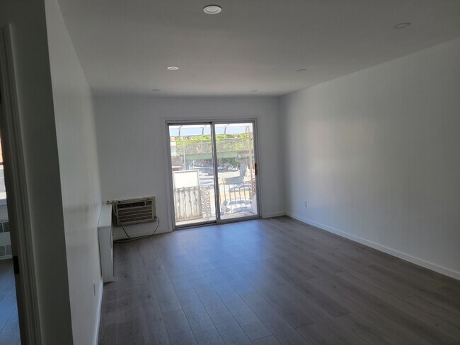 Foto del edificio - 9854 Horace Harding Expy