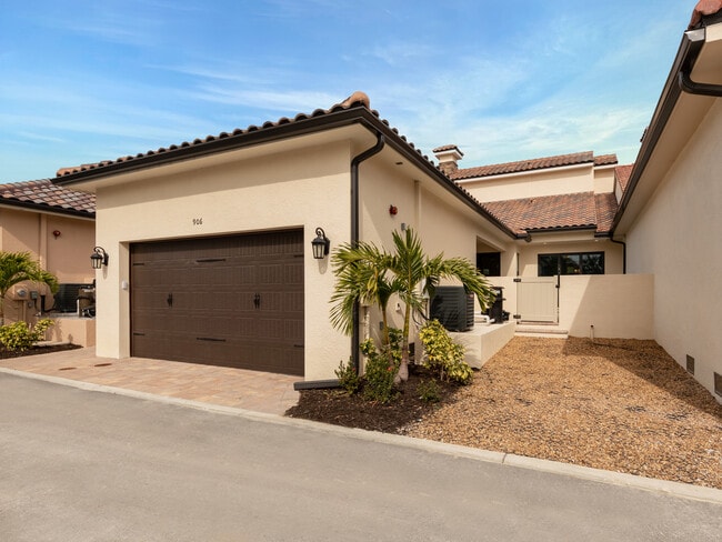 Building Photo - 906 E Venice Ave