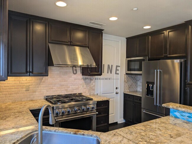 Building Photo - Spacious 3Bd 2.5Ba 2 Story Home w/ Fabulou...