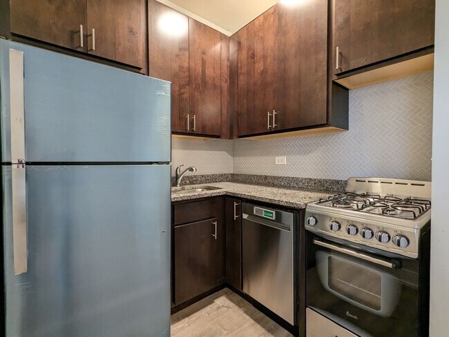 Foto del edificio - 4851 N Damen Ave