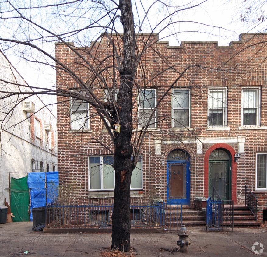 Primary Photo - 1011 44th St