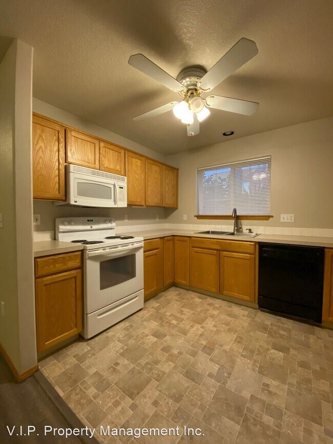 Building Photo - 2 br, 1.5 bath House - 10942 NE Weidler St