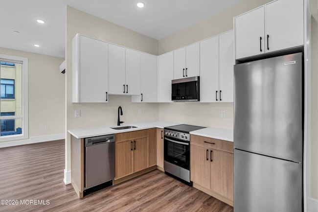 Building Photo - 527 Bangs Ave