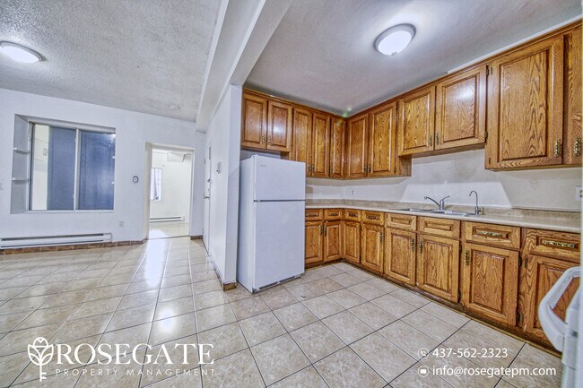 Photo du bâtiment - Spacious 3-Bedroom Apartment with Water & Gas Included in Toronto