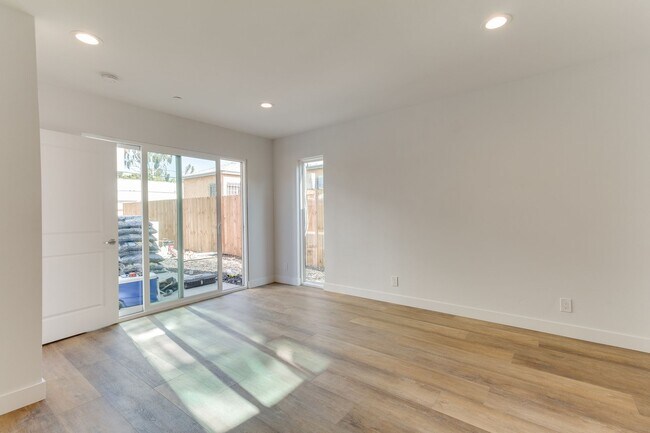 Building Photo - 2409 Carmona Ave