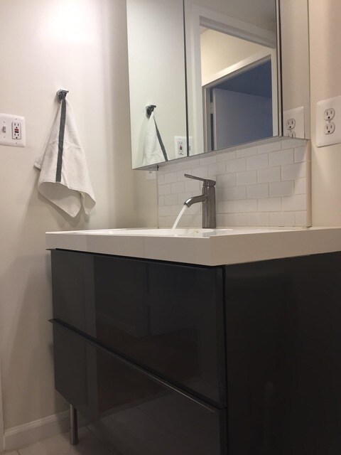 Modern bathroom - 5225 Pooks Hill Rd