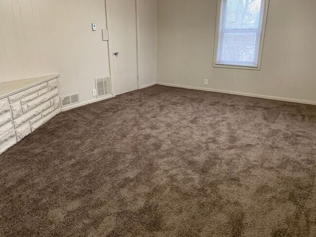 Building Photo - 2 Bedroom Close to ISU Campus