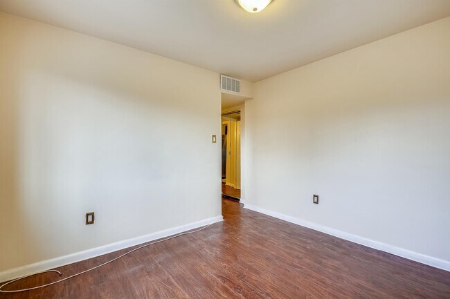 Foto del edificio - 7611 Maple Ave