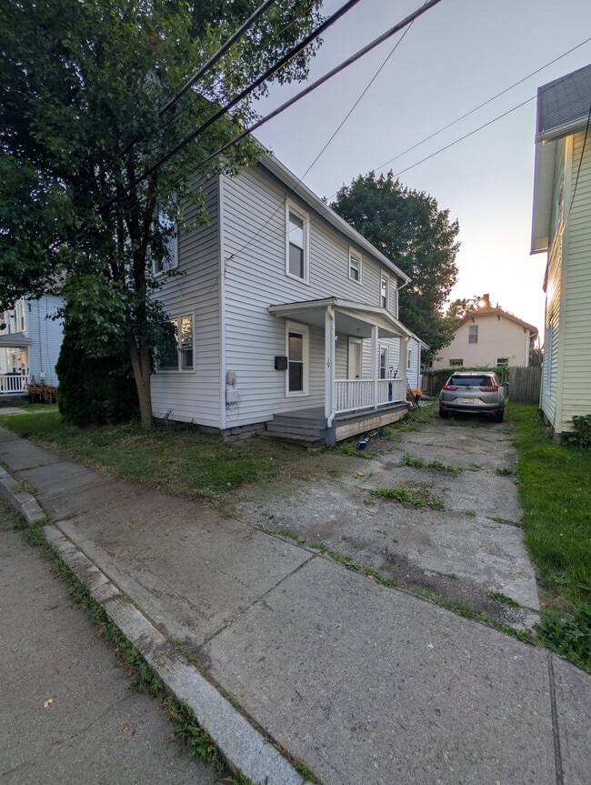 Building Photo - 19-21-21 Mcdougall Ave