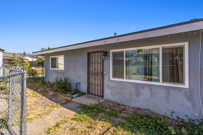 Building Photo - 2 bedroom Duplex with Huge yard!
