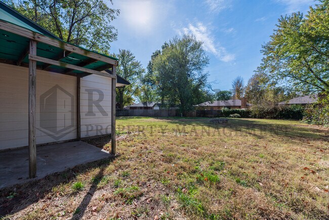 Building Photo - 1613 N Stoney Point St
