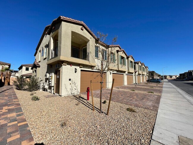 Foto del edificio - GATED 2 BED 2.5 BATH 2 CAR GARAGE 2 FLOOR TOWNHOUSE IN HENDERSON