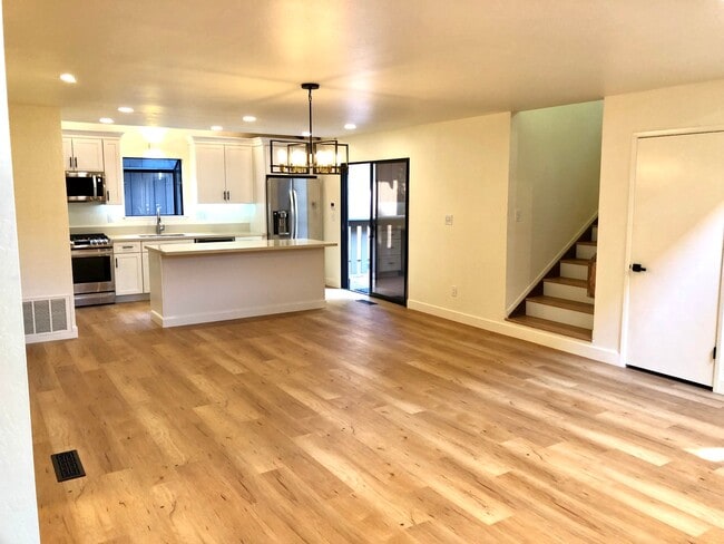 Building Photo - 5925 Sarah Ct