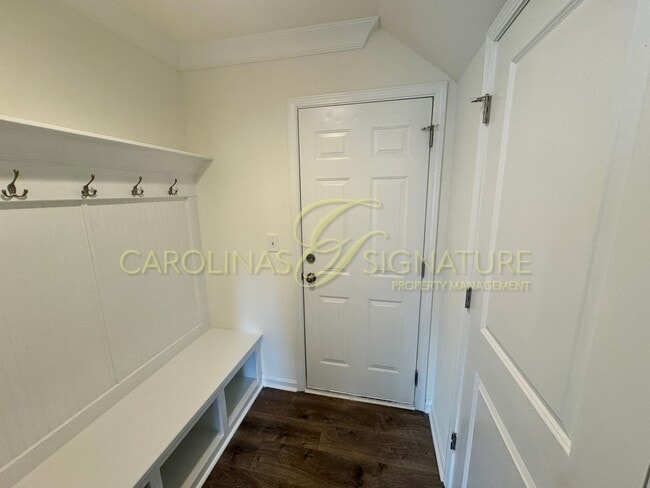 Building Photo - Fantastic 3BR/2.5BA Townhome located in Th...