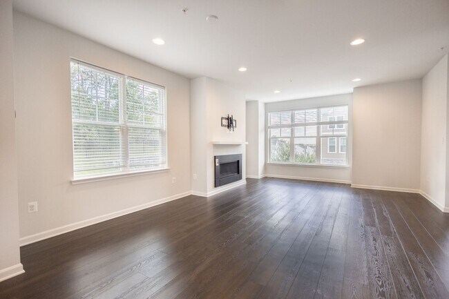 Building Photo - Lovely 3 BR/2.5 BA EOG Townhome in Millers...
