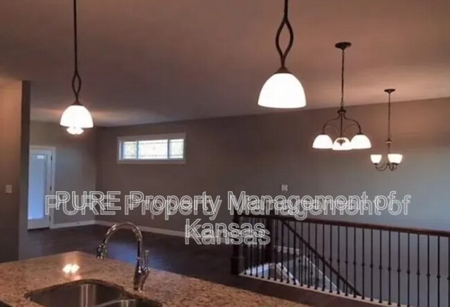 Building Photo - 4425 SE Gemstone Ln