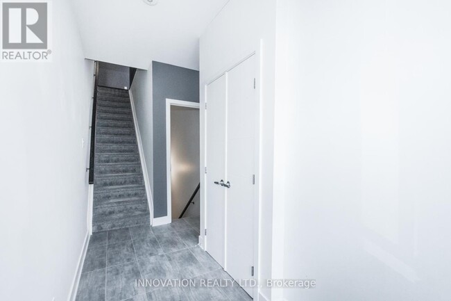 Building Photo - 522-522 Crescendo Private