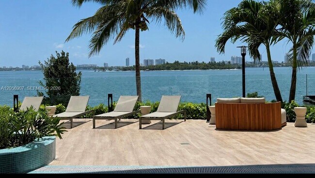 Foto del edificio - 700 NE 24th St