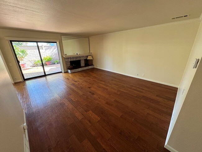 Building Photo - Remodeled County Square Villa Townhome- Fe...