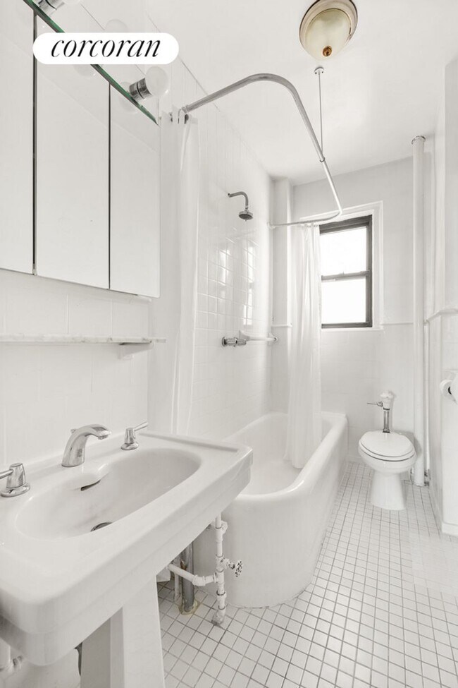 Building Photo - 40 W 84th St