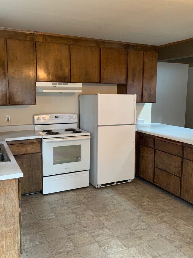 Building Photo - Spacious home in the county - long term re...