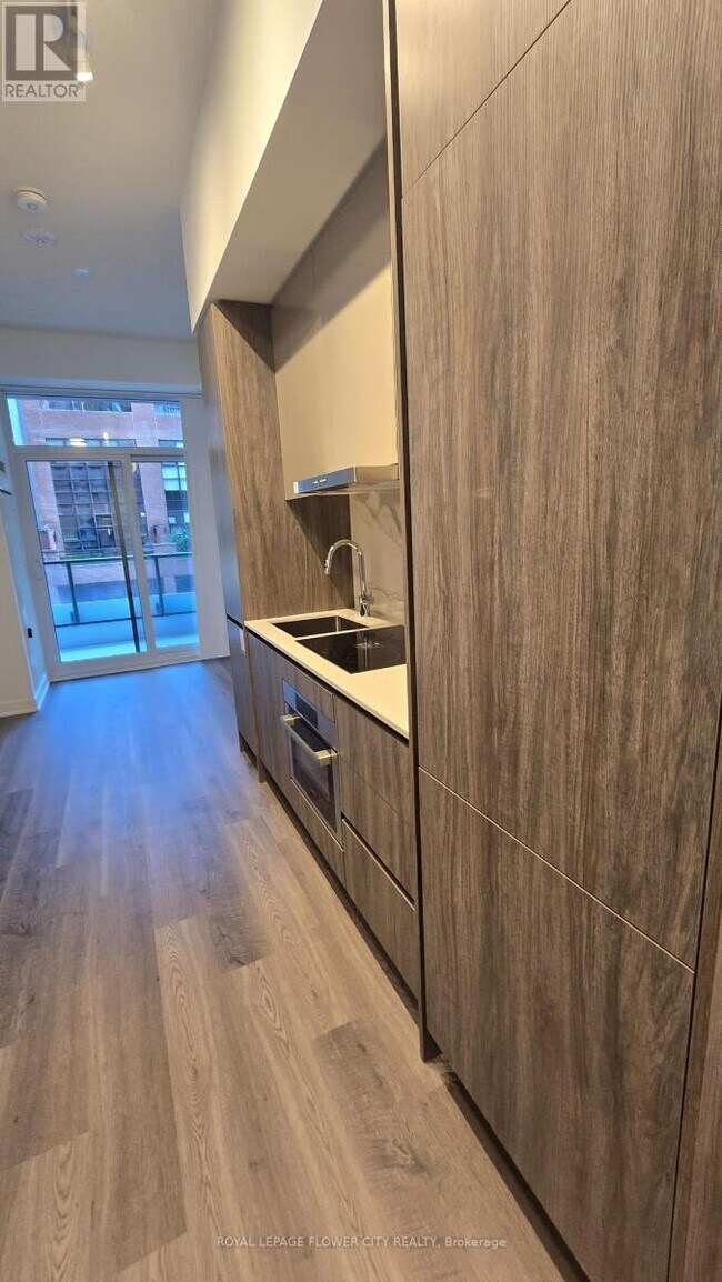 Photo du bâtiment - 180 Front St E