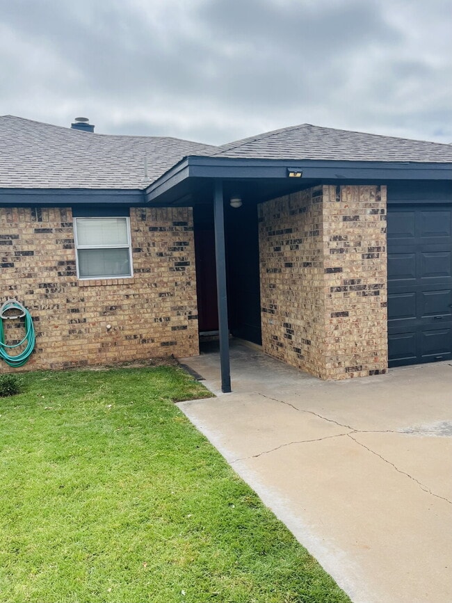 Building Photo - 2 Bedroom Duplex