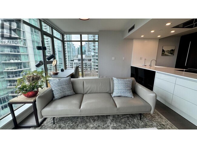 Photo du bâtiment - 1680 Bayshore Dr.