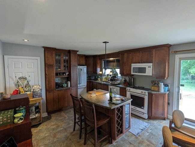 Building Photo - 1576 Maxime St