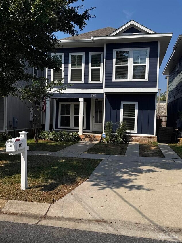 Foto principal - 743 N A St