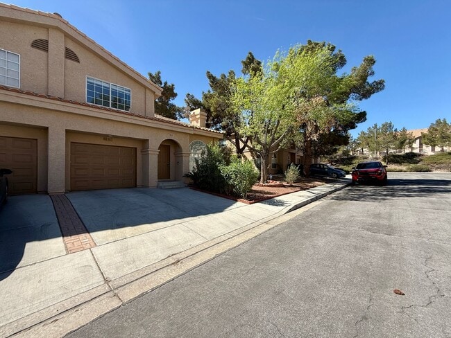 Foto del edificio - HENDERSON HOME WITH UPGRADED KITCHEN AND 2 PRIMARY BEDROOMS