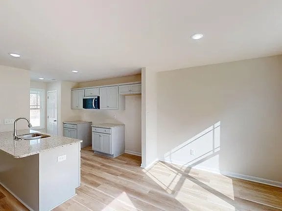 Foto del edificio - 304 Sandy Springs Dr