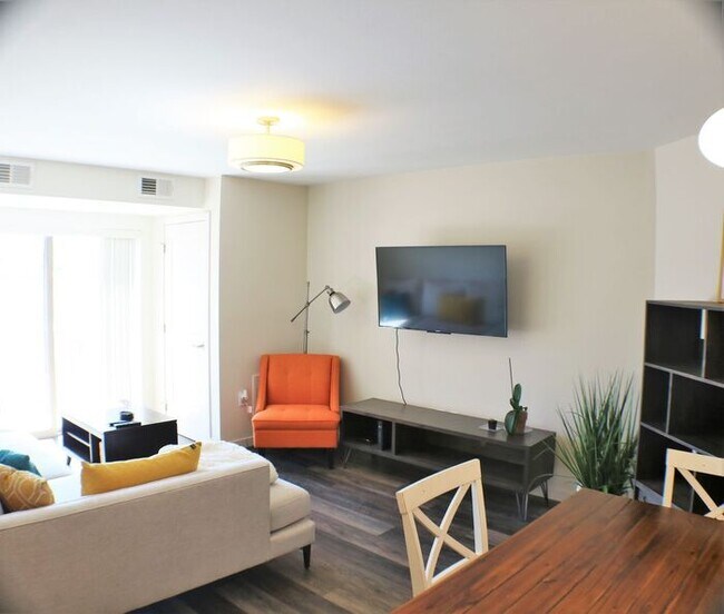 Foto del edificio - $2,100 | 2 Bedroom, 2 Bathroom Semi-Furnis...