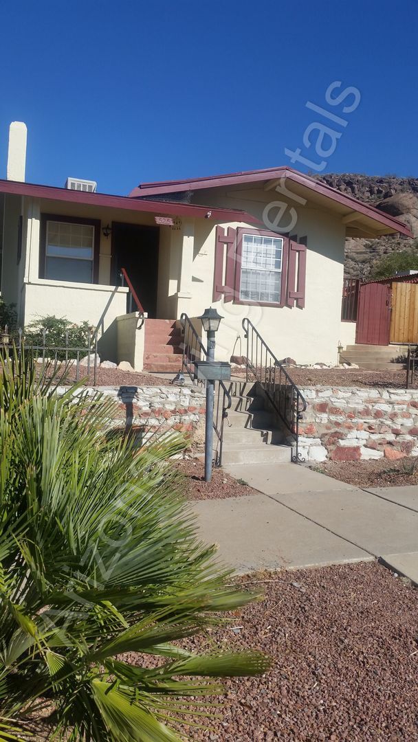 Building Photo - CHARMING 3 BEDROOM HOME