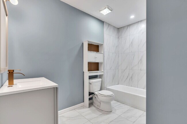 Foto del edificio - 1BR/1BA Triplex apartment home, move-in ready near downtown Spartanburg.... $750/mo**