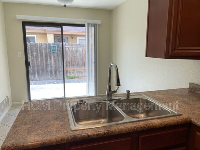 Comedor con puerta corrediza al patio - 2214 E Avalon Ave