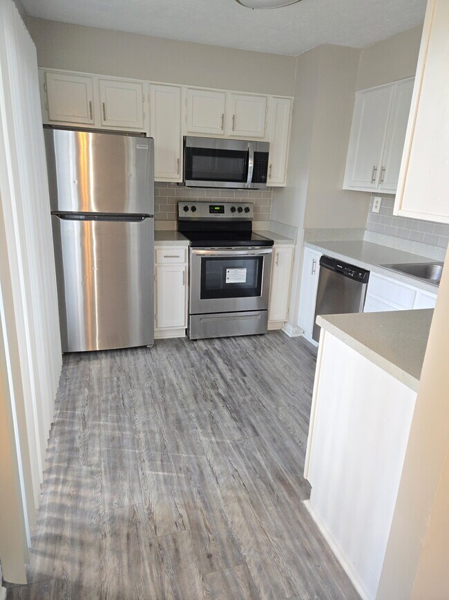 Cocina de 3 habitaciones - Meadowlark Apartments