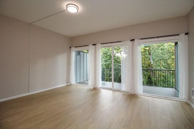 Foto del edificio - Fully Remodeled 3 Bedroom/2.5 Bathroom Lak...