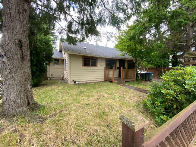 Building Photo - 3-bedroom Home with Large Fenced Yard - Wa...
