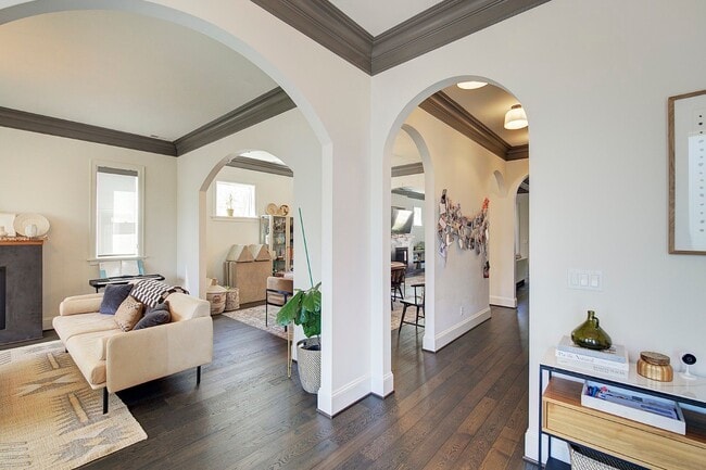 Building Photo - 5bd/3.5ba Seattle Home