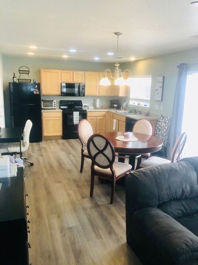 Building Photo - 3 BR/2 1/2 BA in Coveted Meridian Stockbri...