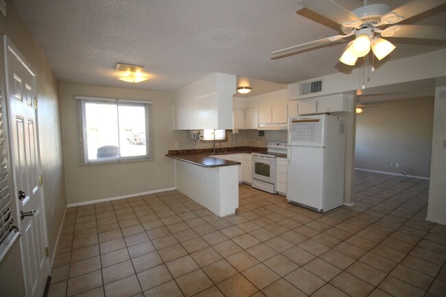 kitchen - 3116 S Clementine Dr